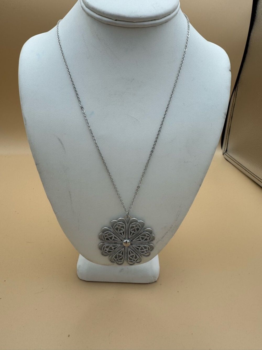 Artisan Silver Floral Filigree Pendant Necklace. 98